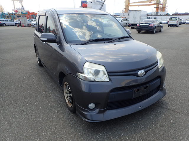 Toyota Sienta 2011