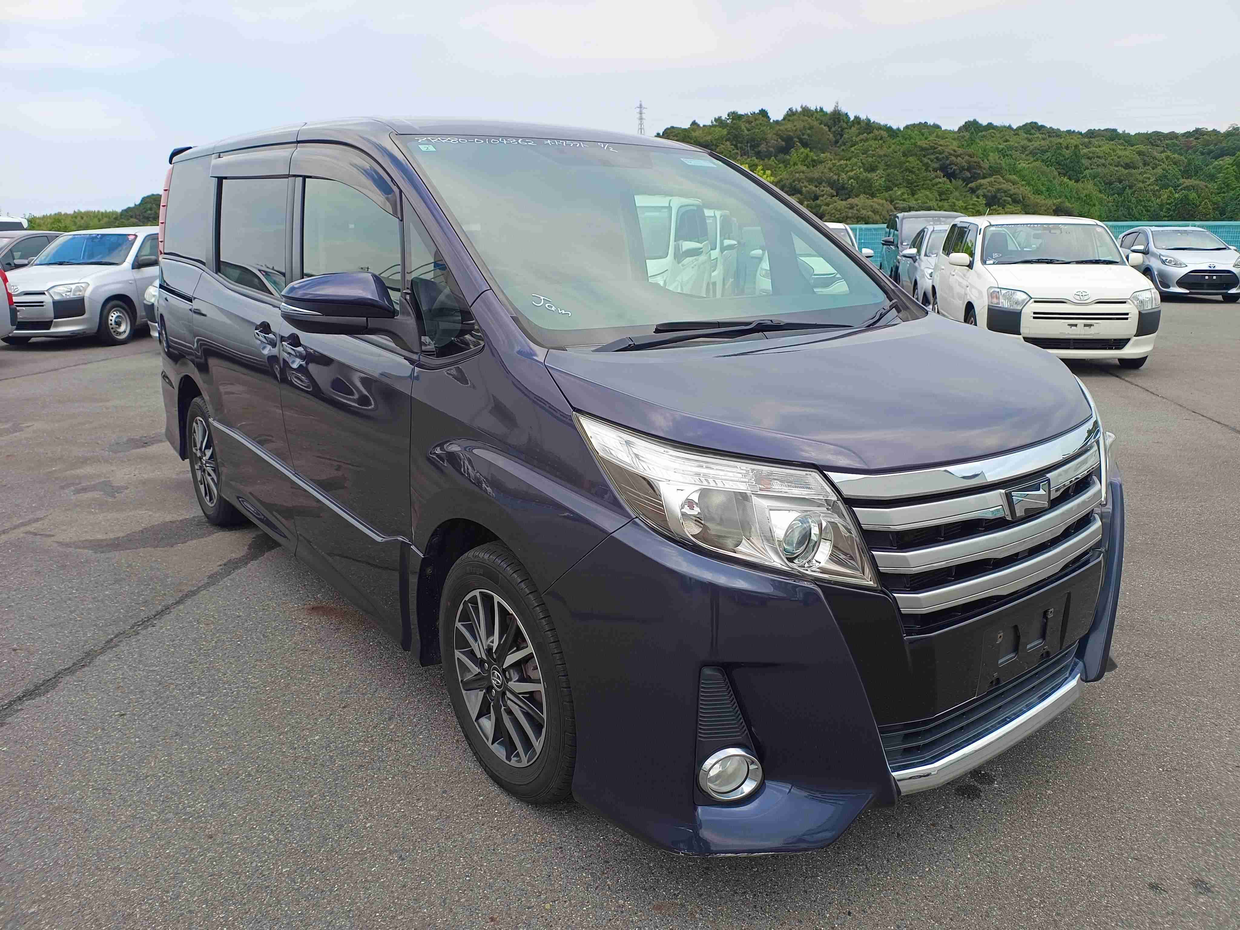 Toyota Noah 2015