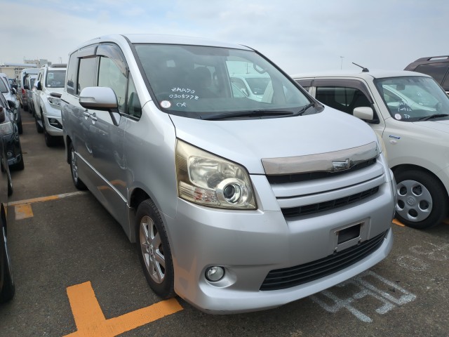 Toyota Noah 2010