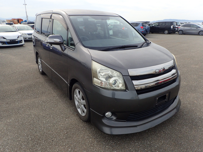 Toyota Noah 2007