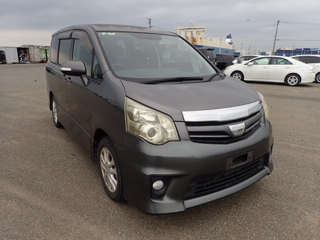 Toyota Noah 2010