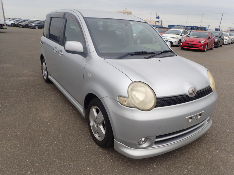 Toyota Sienta 2005