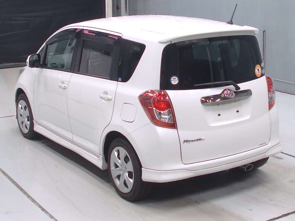 Toyota ractis 2010 года