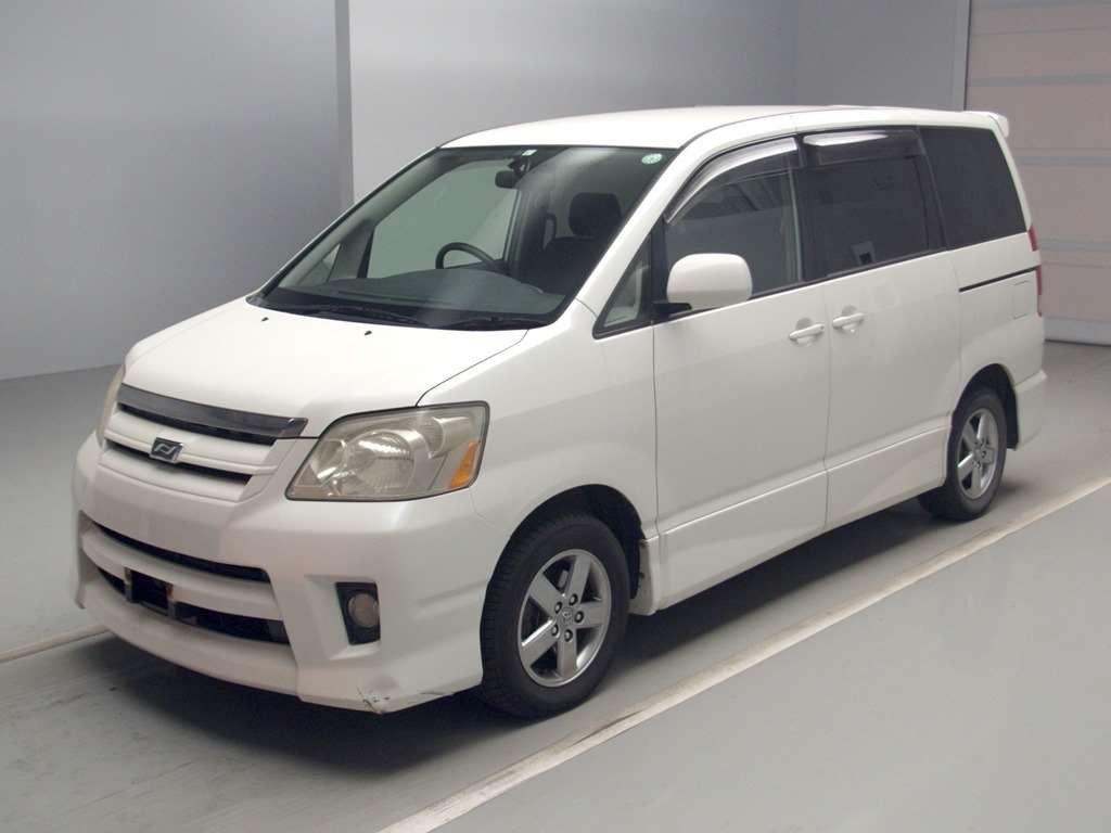 Toyota Noah 2005