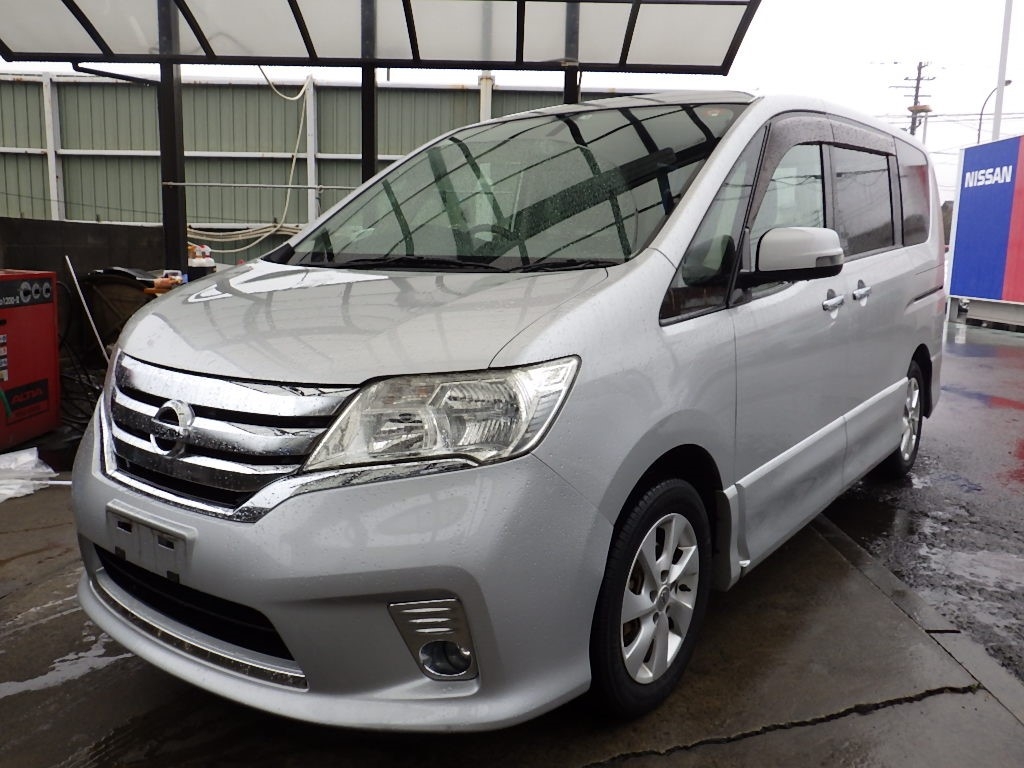 Nissan serena 2011