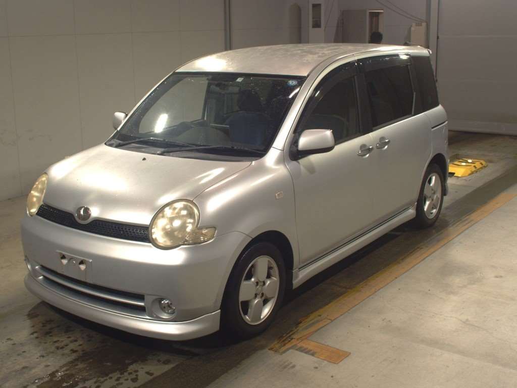 Toyota Sienta 2005