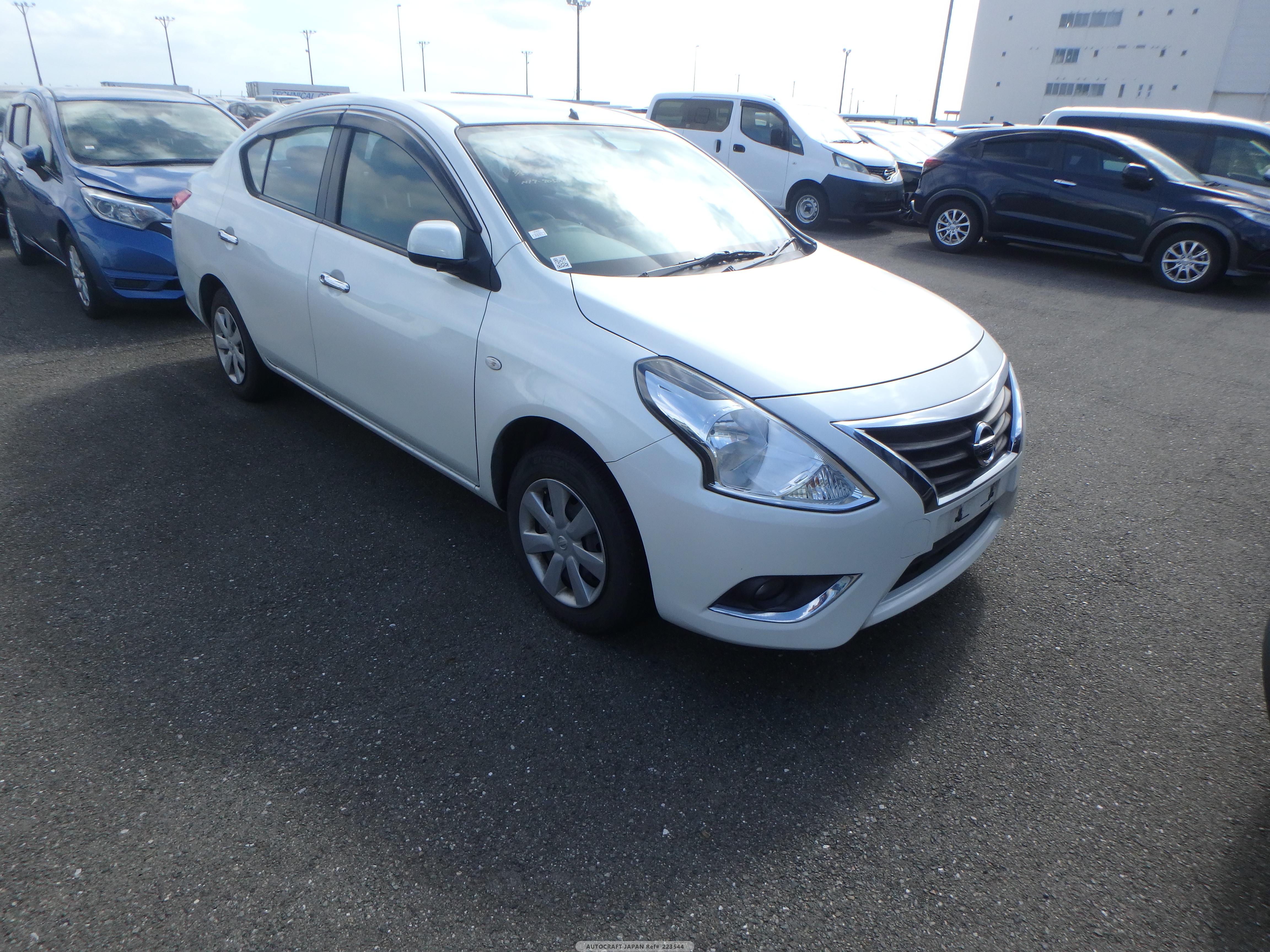 Nissan Tiida Latio 2015