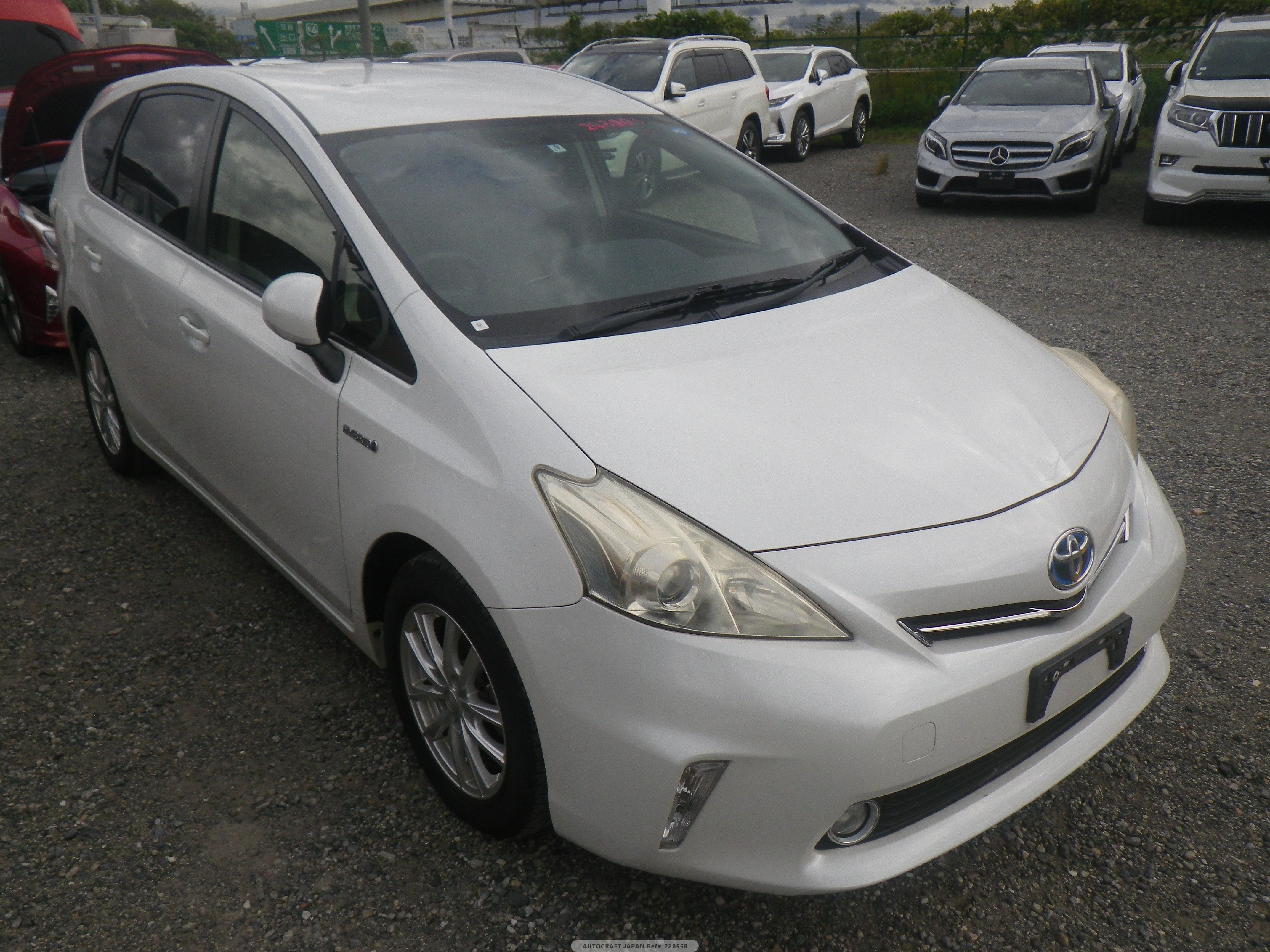 Toyota PRIUS ALPHA 2013