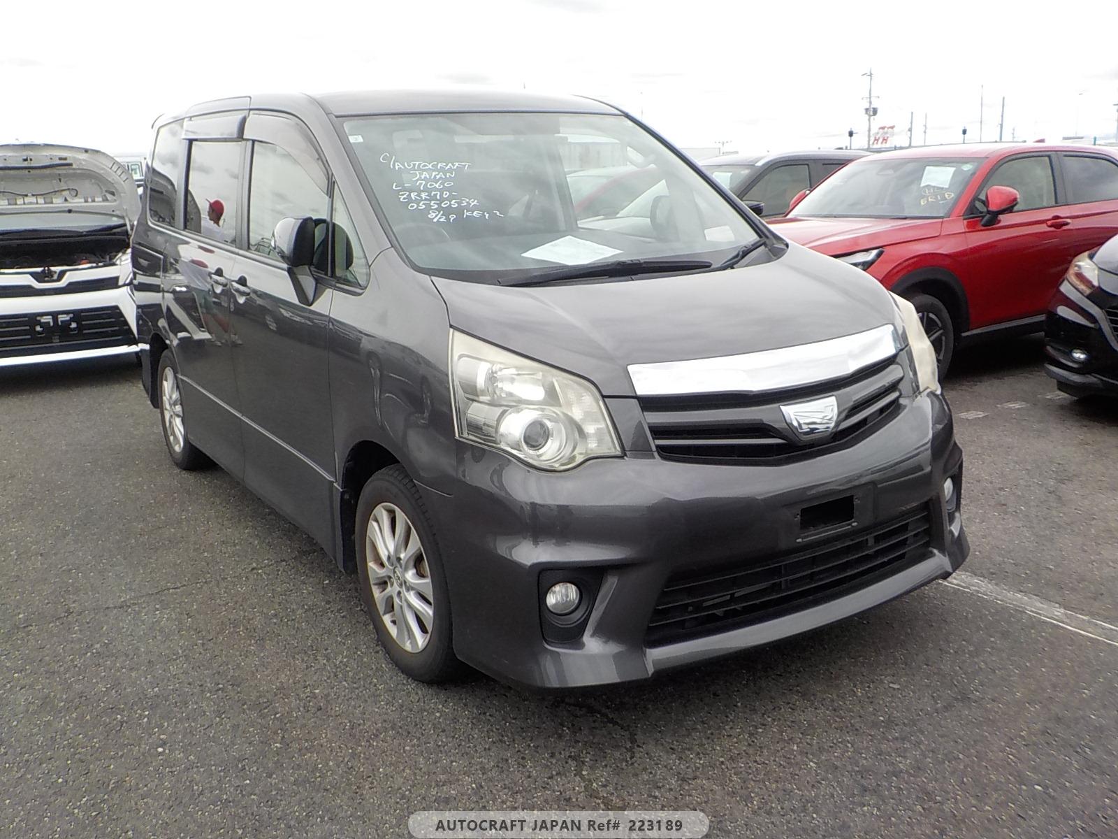 Toyota Noah 2013