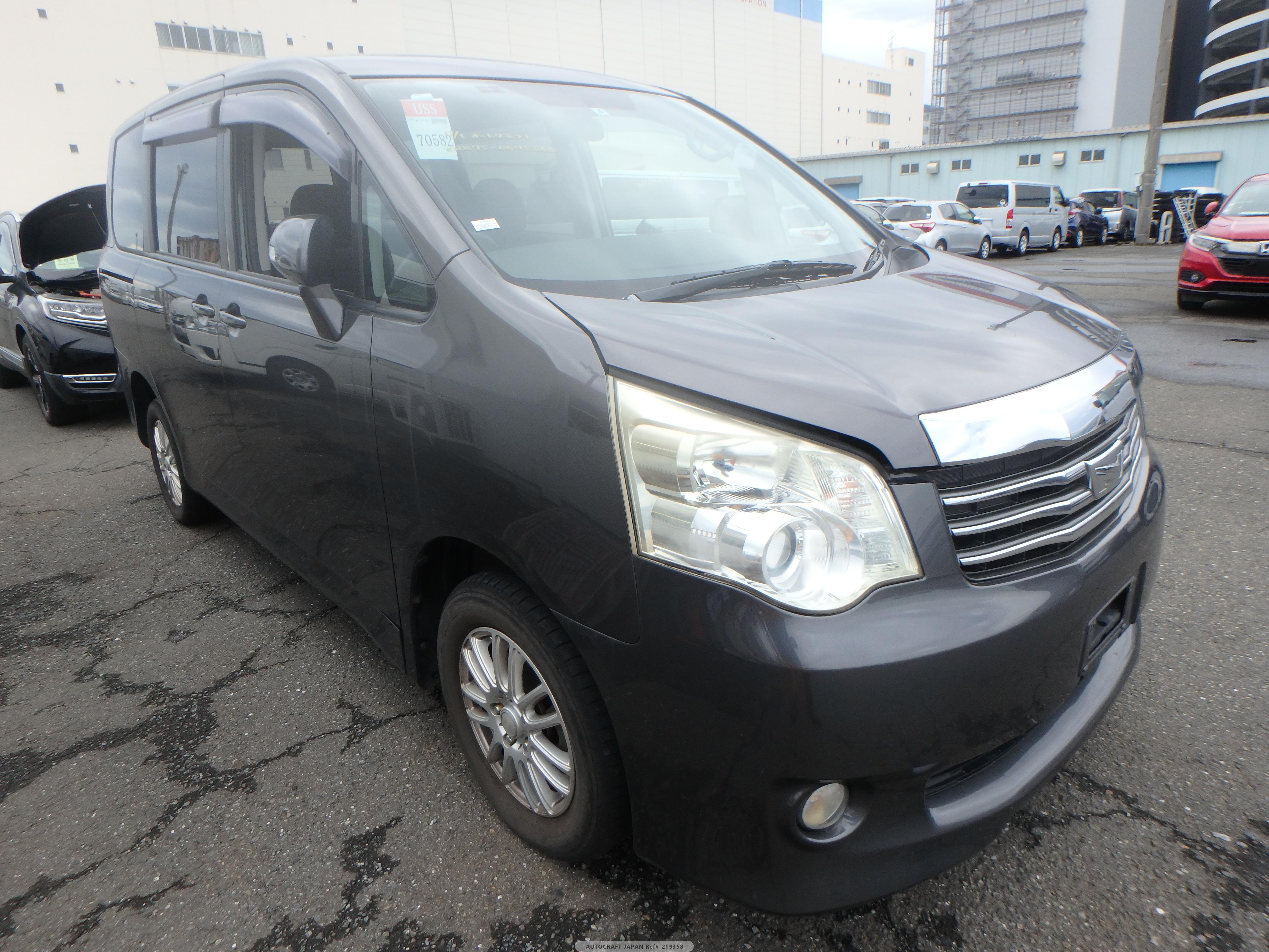 Toyota Noah 2011