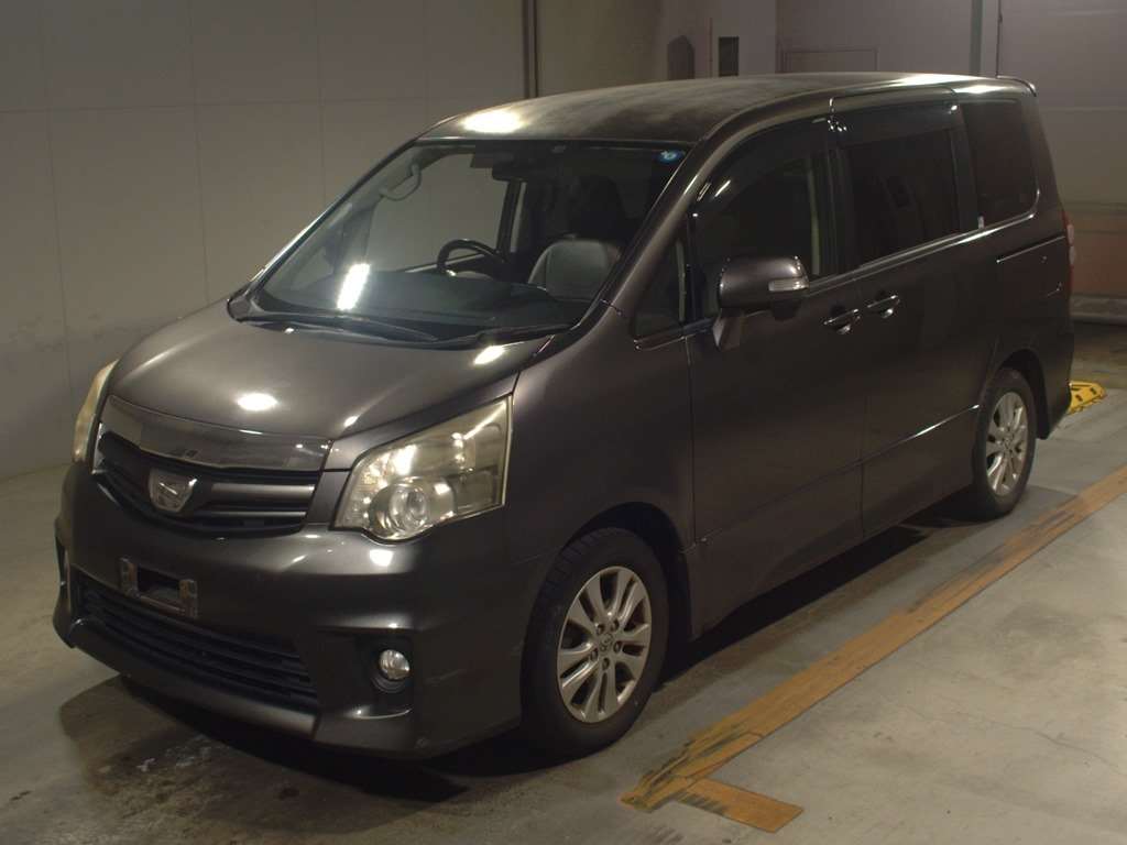 Toyota Noah 2011