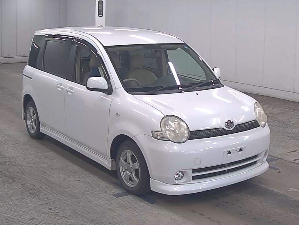Toyota Sienta 2004