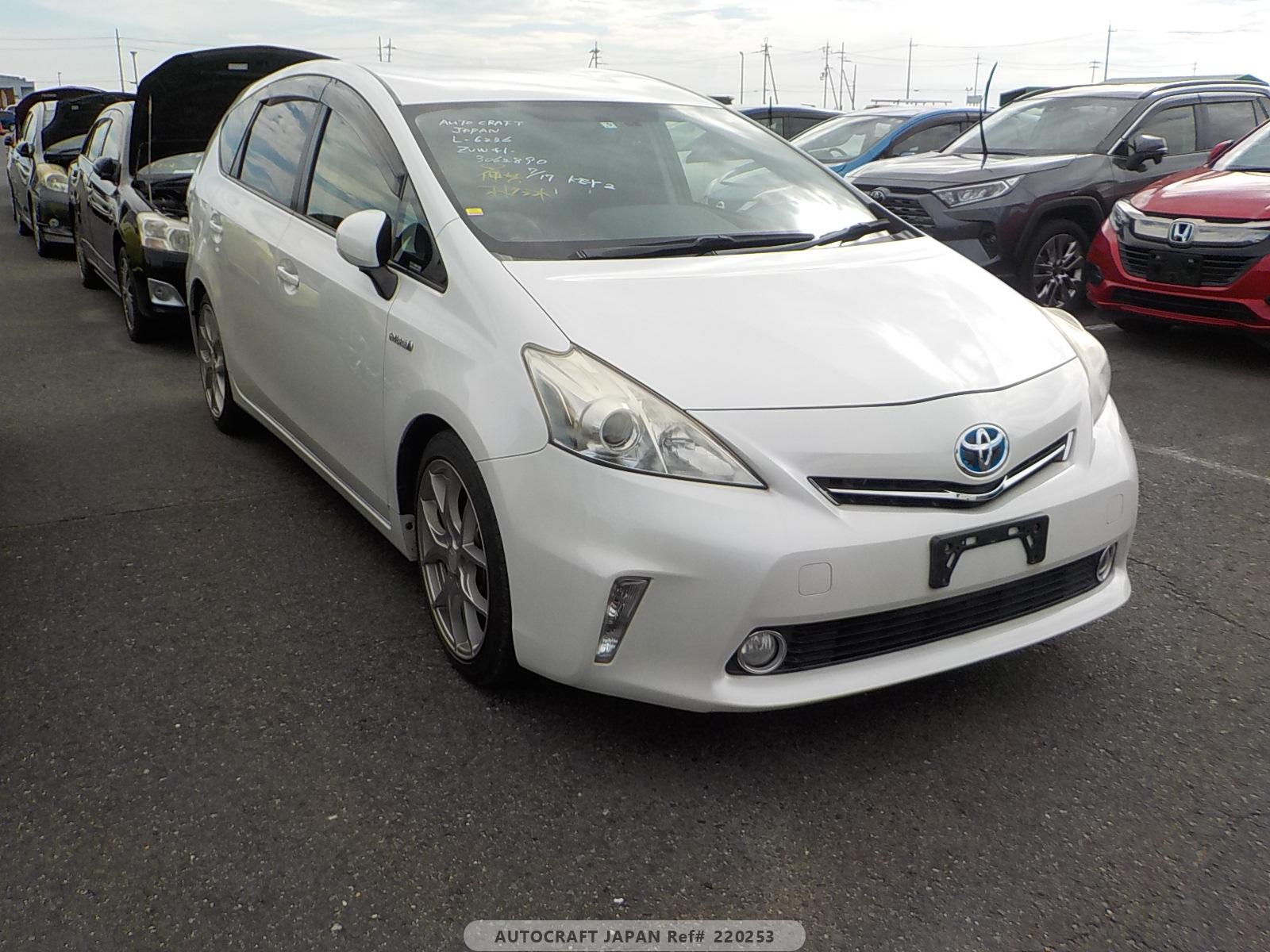 Toyota PRIUS ALPHA 2011