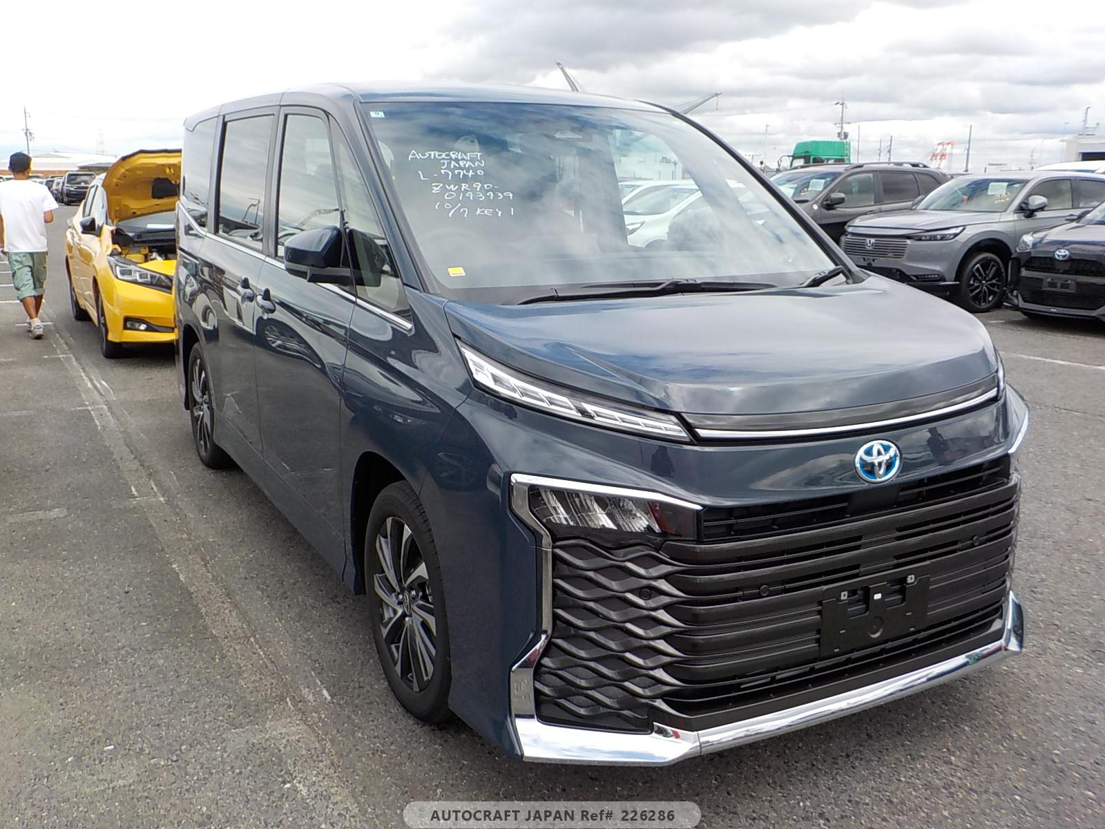 Toyota Voxy 2024