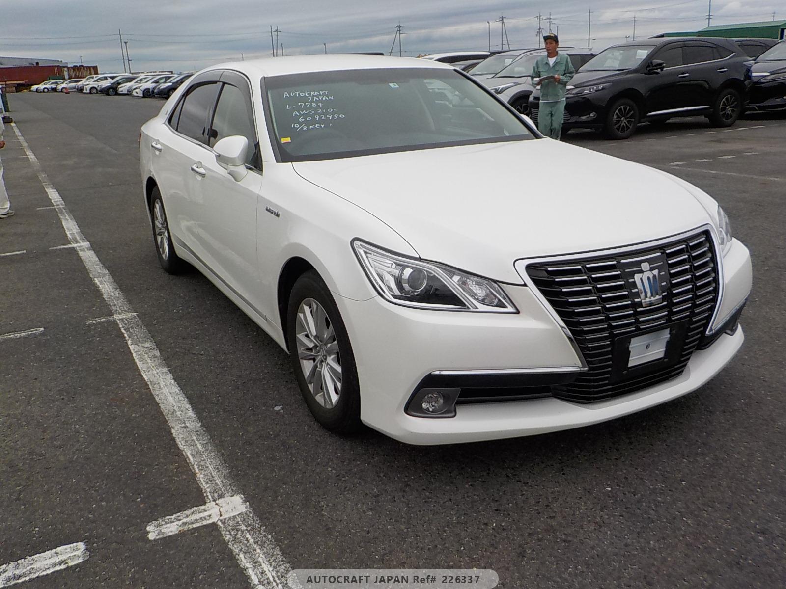 Toyota Crown Hybrid 2015