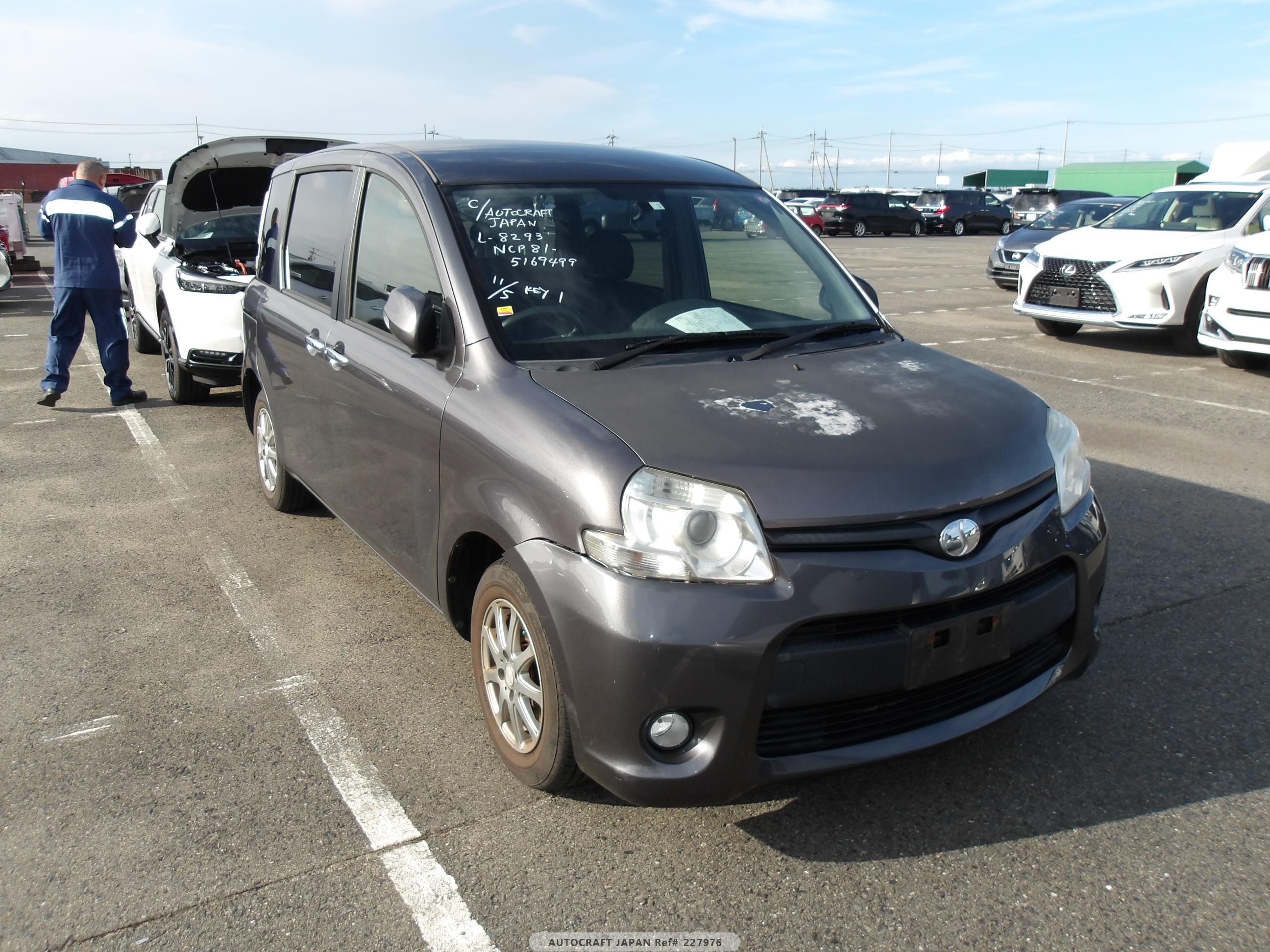 Toyota Sienta 2012