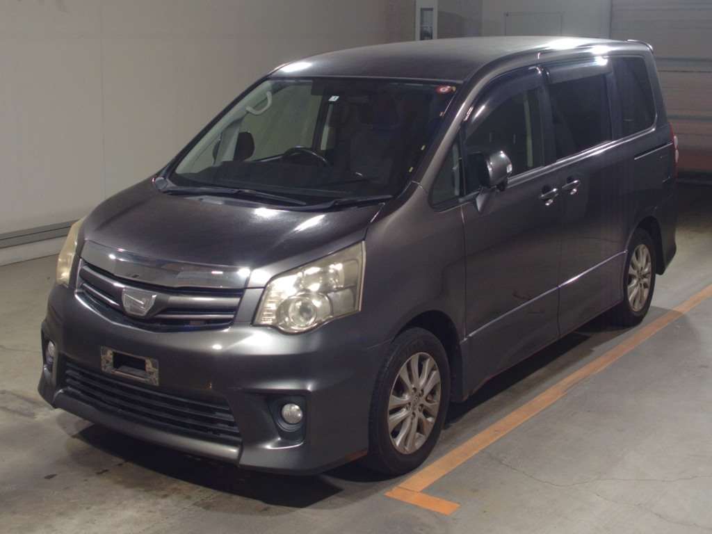 Toyota Noah 2011